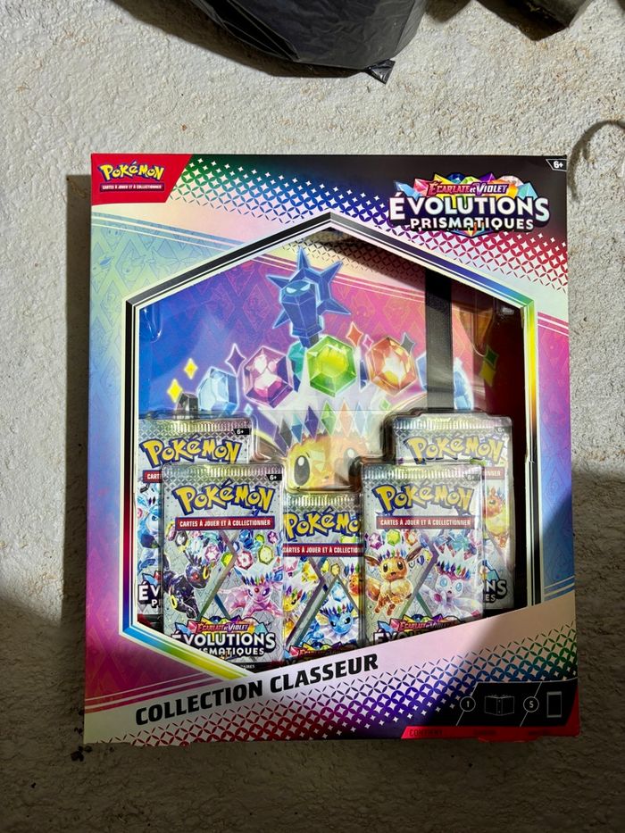 Coffret Pokémon classeur évolutions prismatiques