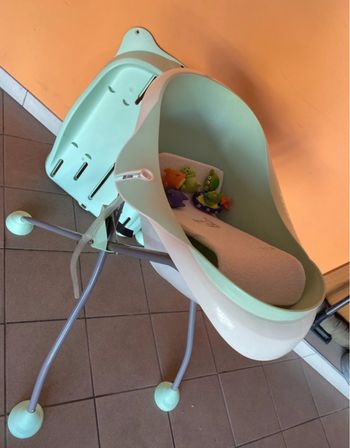 Baignoire bébé 4 pieds pliable avec table à langer amovible et jouets