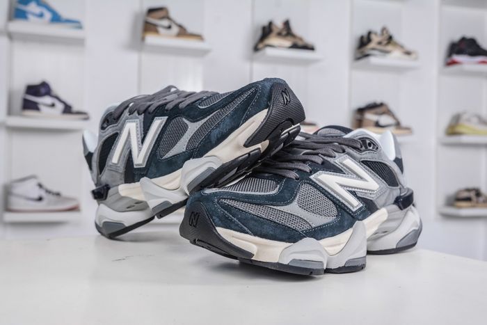 New Balance 9060 (Noir/Gris) - Photo réelle 40 - photo numéro 2