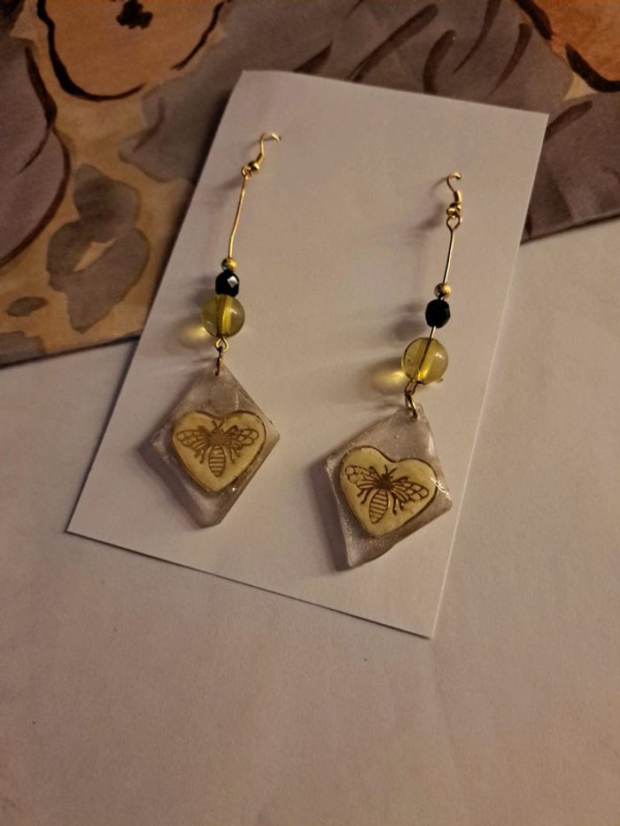 Boucles d'oreilles pendante en résine jaune et noir - photo numéro 2