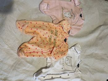 Lot de trois pyjamas naissance