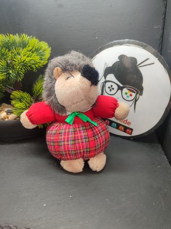 Ancien Peluche hérisson rouge bleu carreaux écossais heng feliciano boule Noeud
