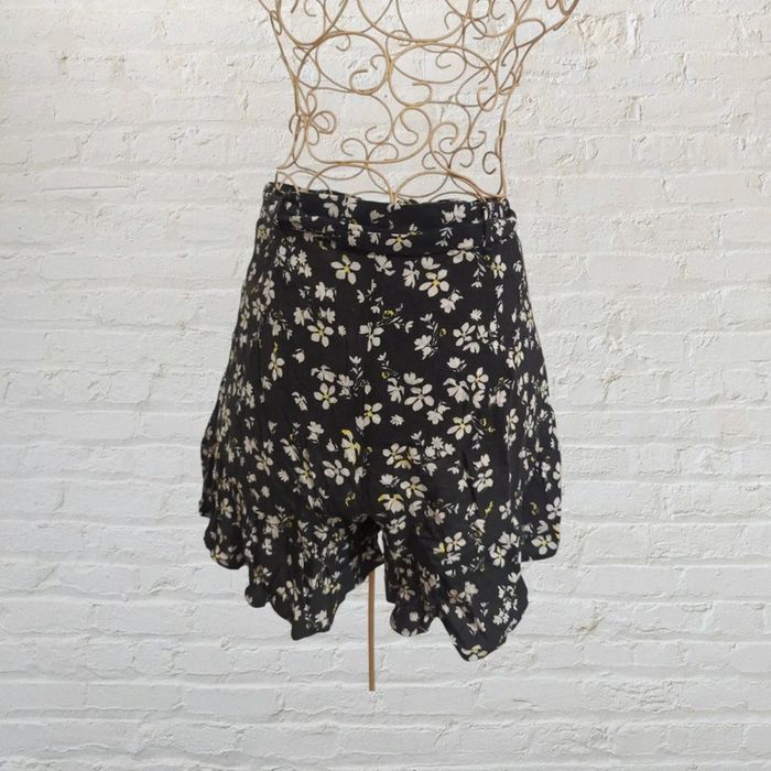 Magnifique short noir fleuri Pull & Bear Taille S - photo numéro 5