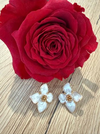 Boucles d’oreilles dorées avec fleurs navrées en alliage de zinc 