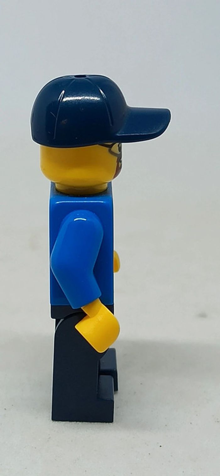 Figurine homme conducteur de chasse neige habits bleu et noir lego - photo numéro 2