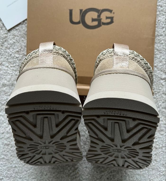 Sabots fourrées UGG Tazz - Taille 39 - Neuves - photo numéro 4