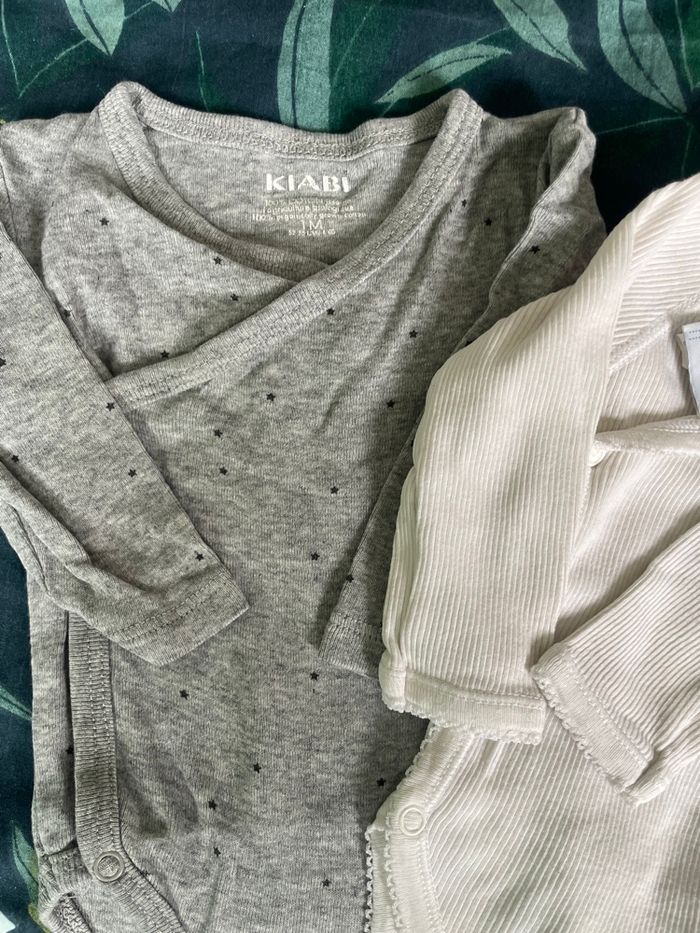 Lot 2 body kiabi et petit bateau 1 mois - photo numéro 2