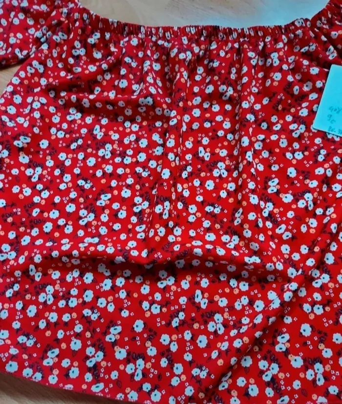 Blouse rouge fleurie manches courtes épaules dénudées 36-38 - photo numéro 3