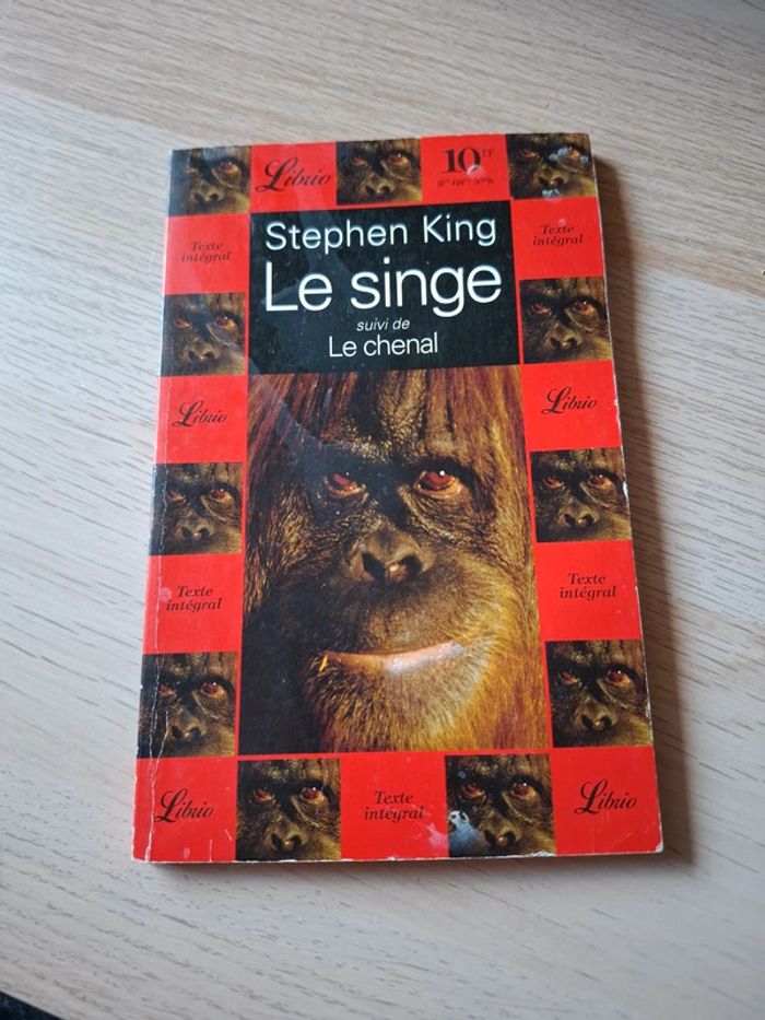Le singe suivi de le chenal