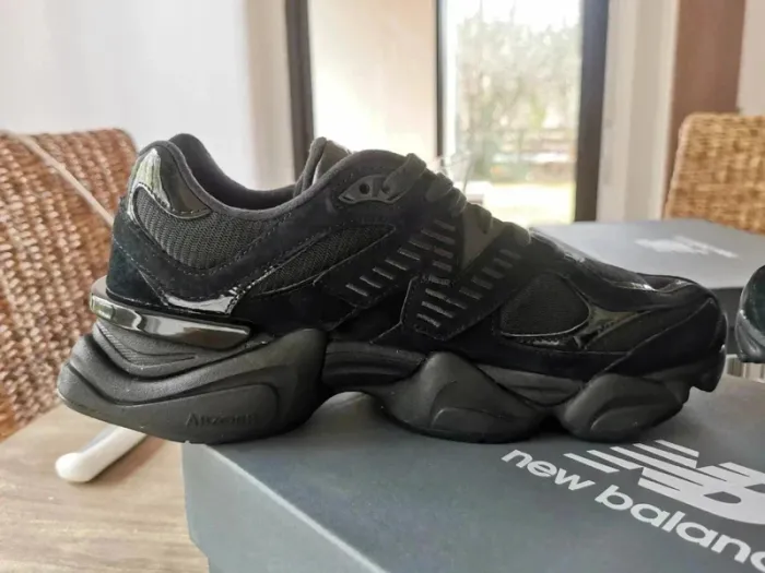 New Balance 9060 Cuir verni triple noir - photo numéro 8