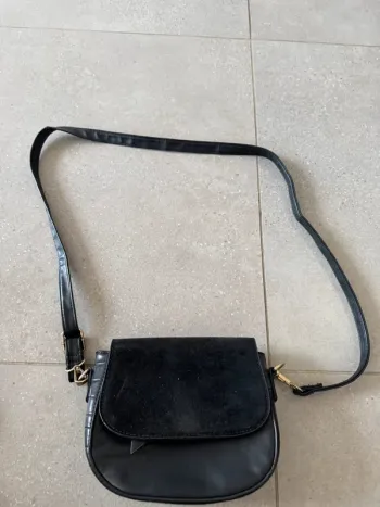 Sac à bandoulière noir, bon état mais décousu à l'intérieur, 20*15cm