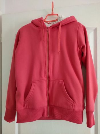 Gilet femme zippé à capuche en très bon étai taille 42/44 mais correspond à un M