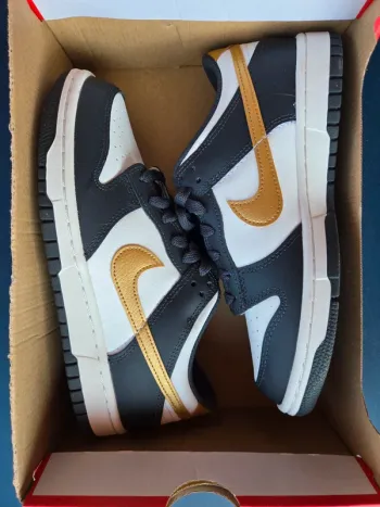 Nike dunk low taille 38,5 neuves blanc noir doré