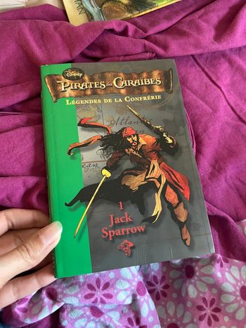 Livre bibliothèque verte pirates des Caraïbes légendes de la confrérie 1 jack sparrow