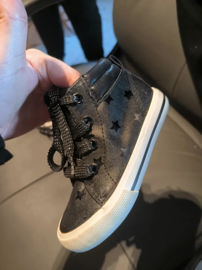 Chaussures enfant noires à étoiles pailletées