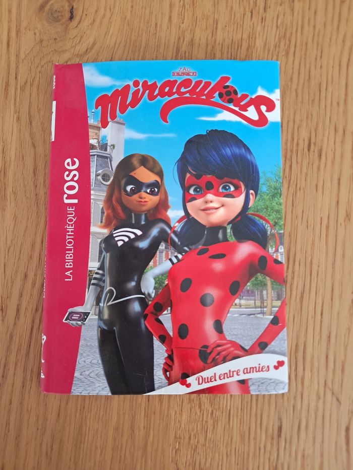 Livre rose  Miraculous n°6  8-10 ans