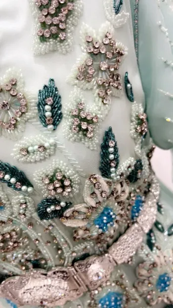 Caftan perlé très chic porté