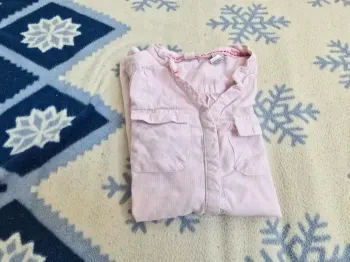 Blouse okaïdi en taille 6 ans en très bon état, couleur rose. Manche longue