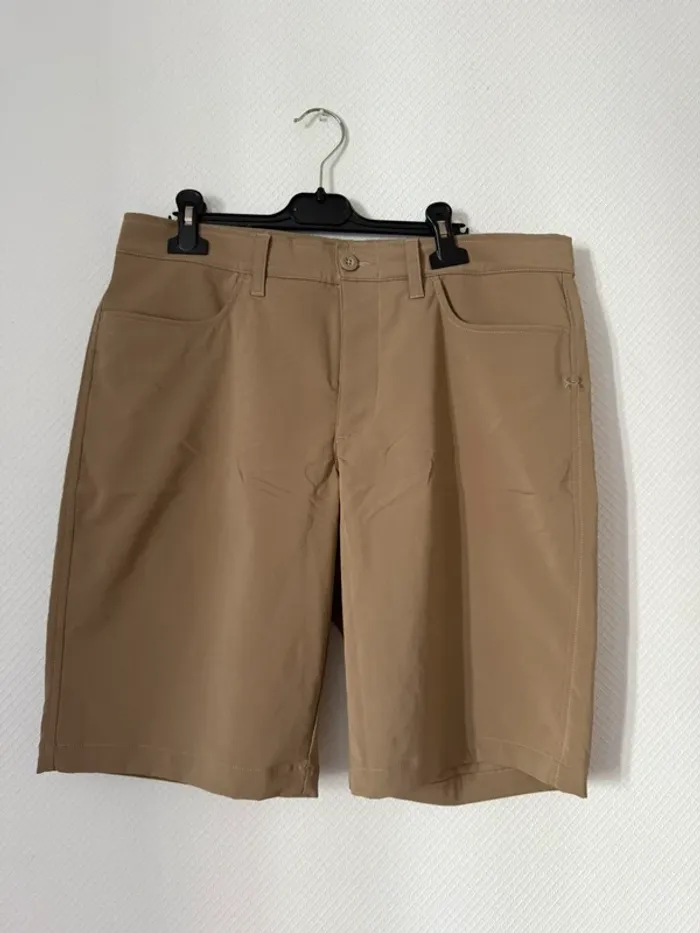 Short en très bon état marron under armour