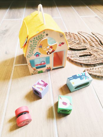 🏠Maison ferme multi activités formes sonores à encastrer en bois et feutrine marque Lilliputiens