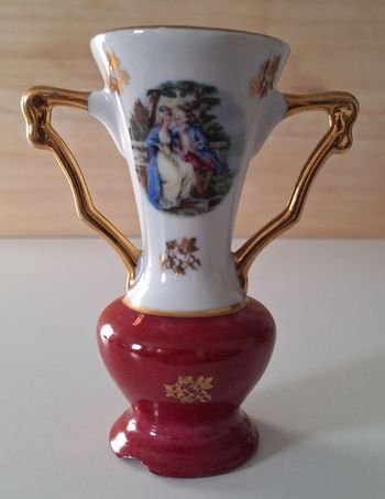 Petit vase en porcelaine blanc, bordeaux et doré
