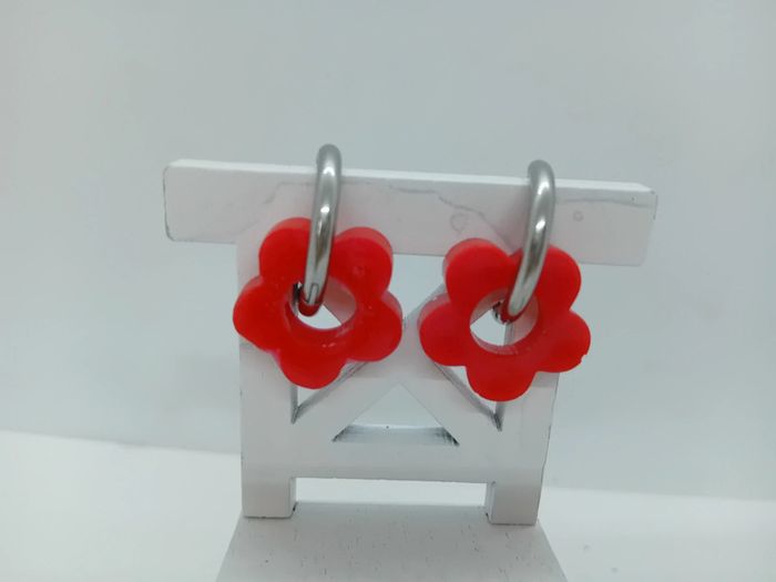 Boucles d'oreilles anneaux petites fleurs rouges résine - photo numéro 3