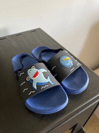 Claquettes avec lanière à l’arrière du pied requin taille 29
