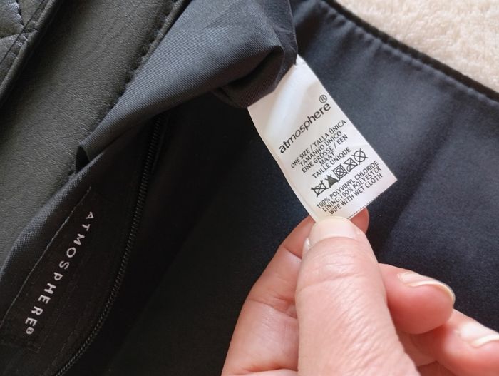 Sac bandoulière noir et doré. Atmosphère - photo numéro 5