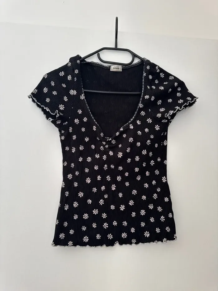 T shirt côtelé noir avec fleurs blanches Pimkie