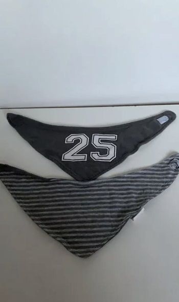 Lot de 2 bavoirs à scratch Kiabi