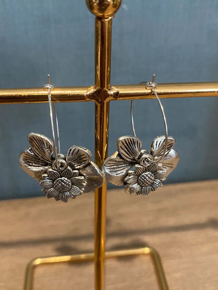 Paire de boucles d’oreilles créoles fleurs acier - photo numéro 2