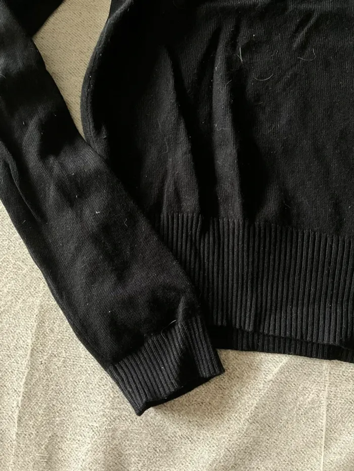 Pull léger noir à col en U avec épaulettes – Taille S - photo numéro 2