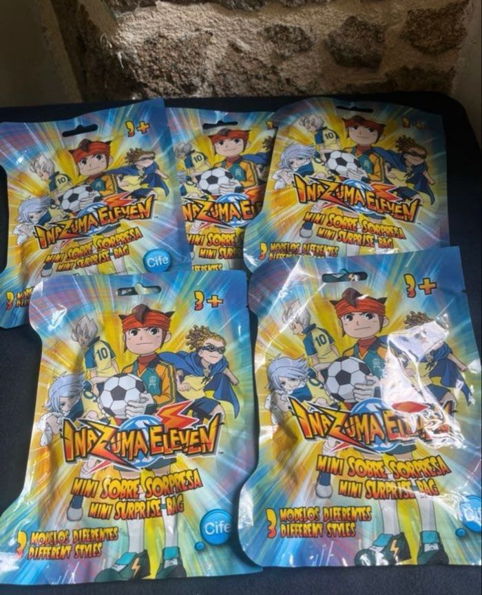 Lot de 5 petites pochettes Invizimals mini surprise