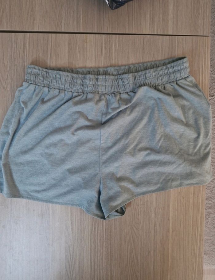 Short Kiabi kaki vert taille 42 - photo numéro 2