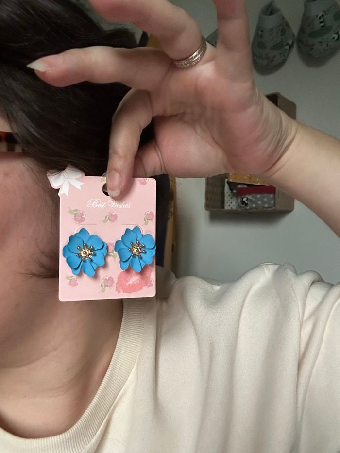 Boucles d’oreilles NEUVES avec étiquette pour femme forme de fleurs couleur bleu - photo numéro 2
