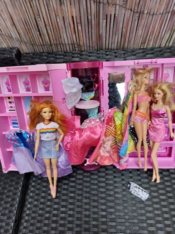 Dressing barbie 