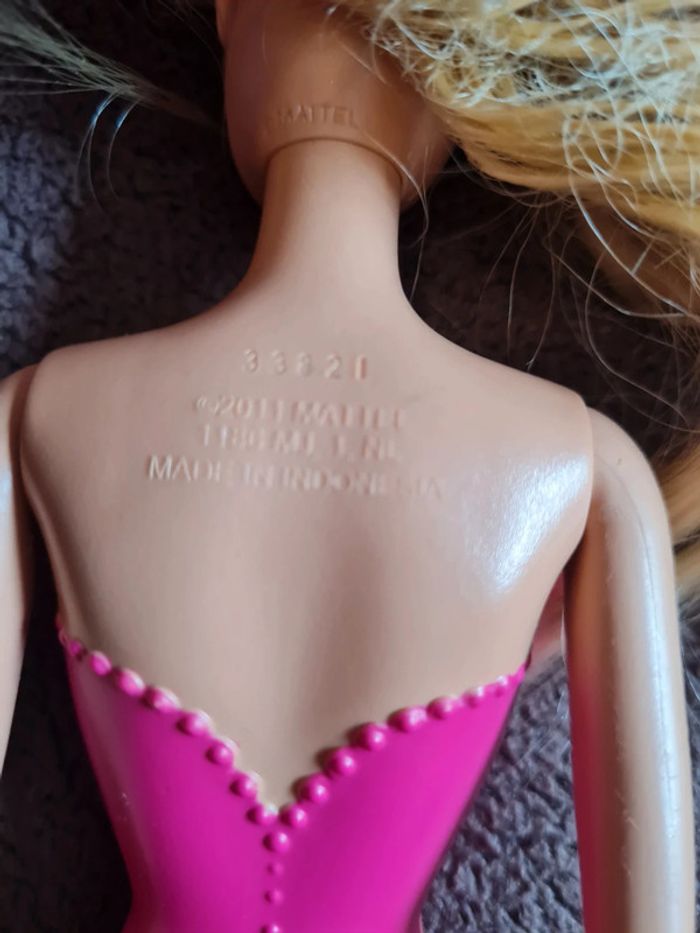 Poupée barbie avec body rose - photo numéro 3
