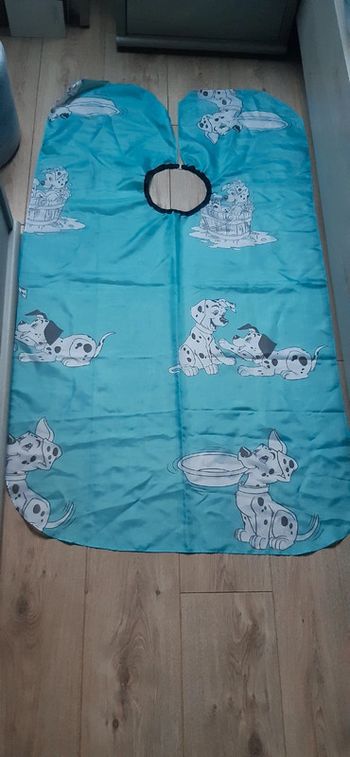 Cape / tablier de coiffure 101 dalmatiens en parfait état