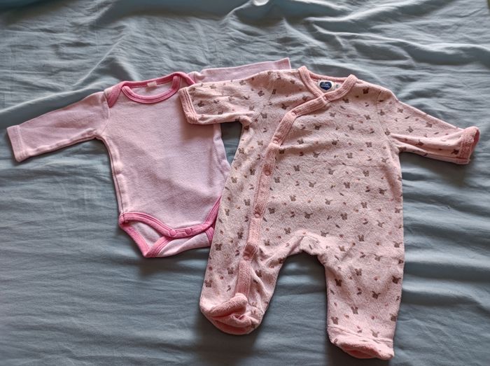Pyjama et bodie taille 1 mois