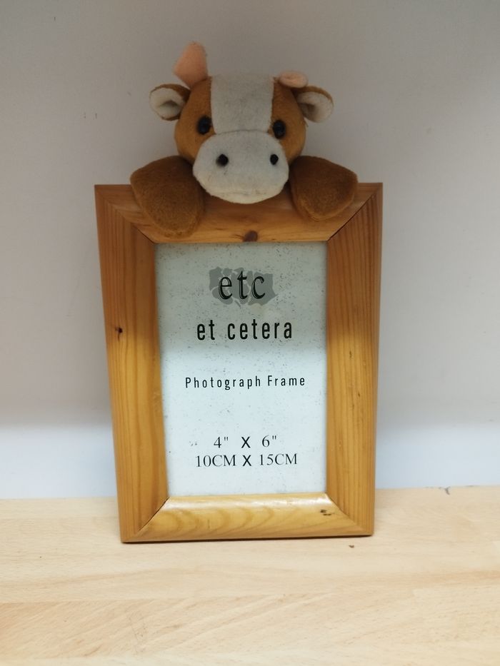 Cadre photo format 10 x 15 cm (4" x 6"), en bois, avec une peluche vache attachée sur le dessus. Parfait pour une chambre d'enfant - photo numéro 3