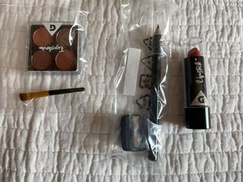 Lot de maquillage neuf