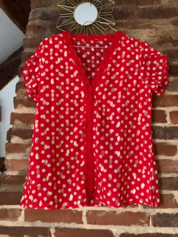 Haut rouge et doré