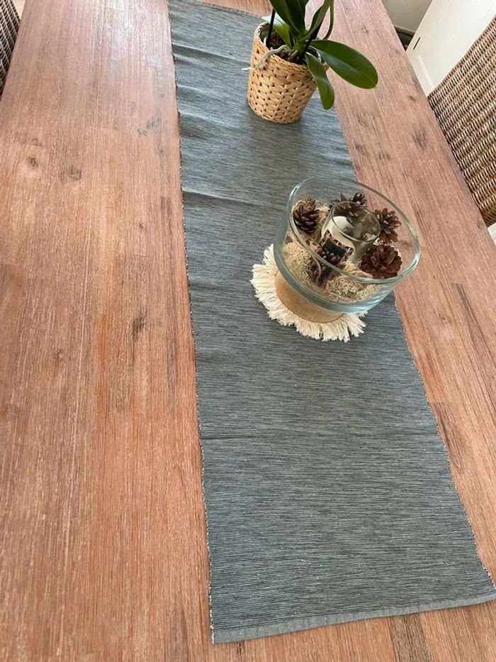 Chemin de table gris