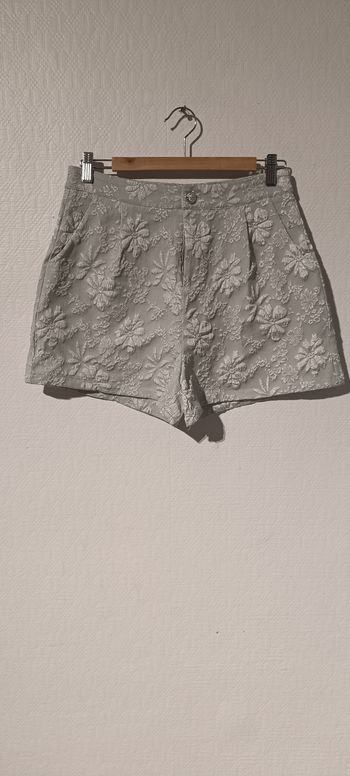 Short brodé fleuri texturé – couleur gris perle – Taille M
