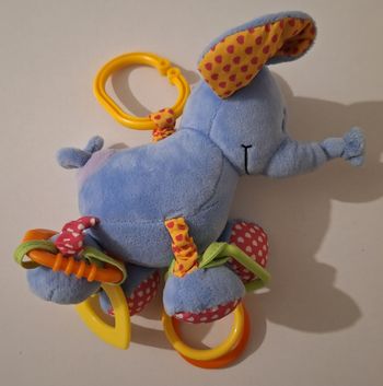 Eléphant bleu à hochets à suspendre à la poussette ou au lit de bébé