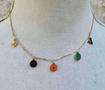Collier chaîne réglable breloques médailles orange turquoise trèfle V
