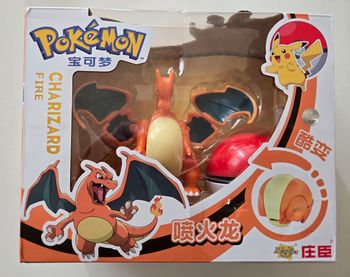 Figurine Pokemon Dracaufeu avec Pokeball. Neuf