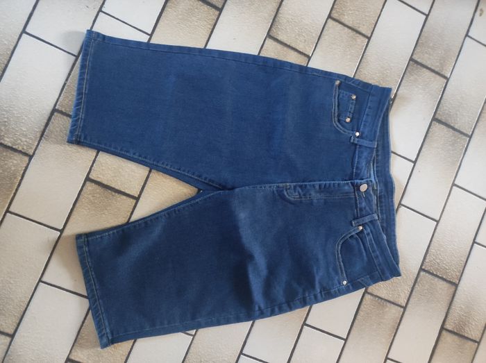 Pantacourt femme Bonjour je vends ce pantacourt femme neuve jamais porté erreur de taille . Taille XL