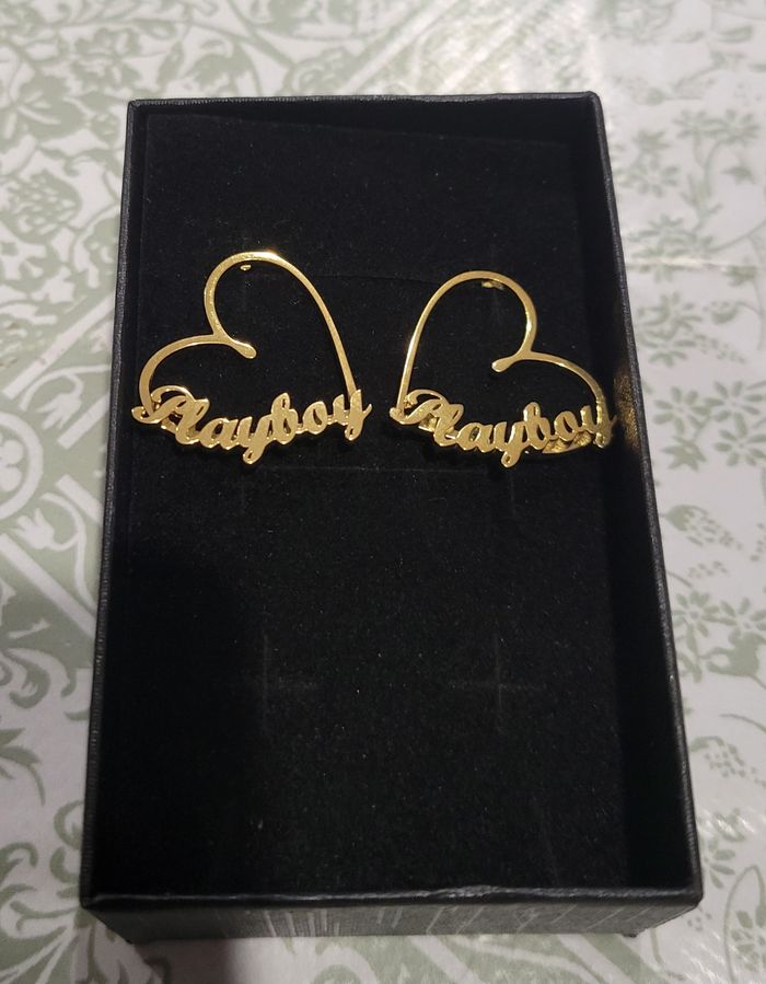 BOUCLES D'OREILLES COEURS INSCRIPTION PLAYBOY DORE ! NEUF ! - photo numéro 4