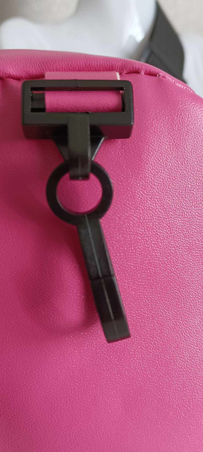 Petit sac rose et noir à porter sur la poitrine - photo numéro 5